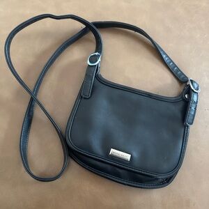 Vintage 90s/00s Nine West black leather messenger bag with magnetic closure
